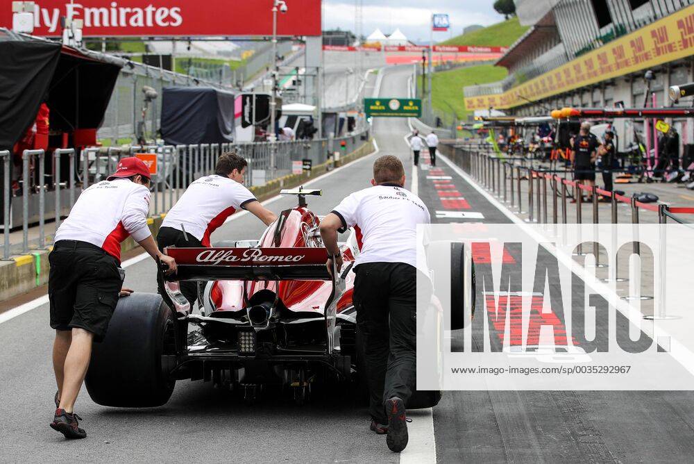 FORMULA 1 - GP of Austria 2018 SPIELBERG,AUSTRIA,28.JUN.18 - MOTORSPORTS, FORMULA 1 - Grand Prix of Austria, Red Bull Ring, preview. Image shows Charles Leclerc (MON Sauber) and workers. GEPAxpictures Klansek