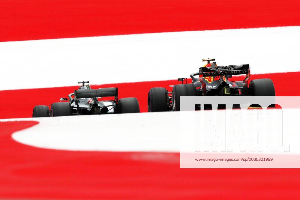 Motorsports: FIA Formula One World Championship WM Weltmeisterschaft 2018, Grand Prix of Austria, 44 Lewis Hamilton (GBR, Mercedes AMG Petronas Motorsport), 33 Max Verstappen (NLD, Aston Martin Red Bull Racing), Spielberg Austria