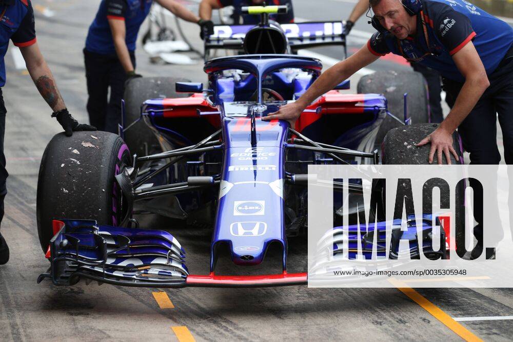 Photo4 LaPresse 29 06 2018 Spielberg, Austria Grand Prix Formula One Austria 2018 In the pic: free practice 2, Pierre Gasly (FRA) Scuderia Toro Rosso STR13 in pitlane with broken suspension