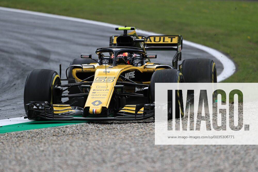 29th June 2018, Red Bull Ring, Spielberg, Austria; Austrian Formula One Grand Prix, Friday free practice; Renault F1 Team, Carlos Sainz gets loose and gets into the gravel ActionPlus12042525 Octane
