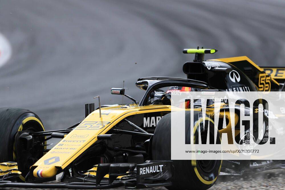29th June 2018, Red Bull Ring, Spielberg, Austria; Austrian Formula One Grand Prix, Friday free practice; Renault F1 Team, Carlos Sainz gets loose and gets into the gravel ActionPlus12042526 Octane