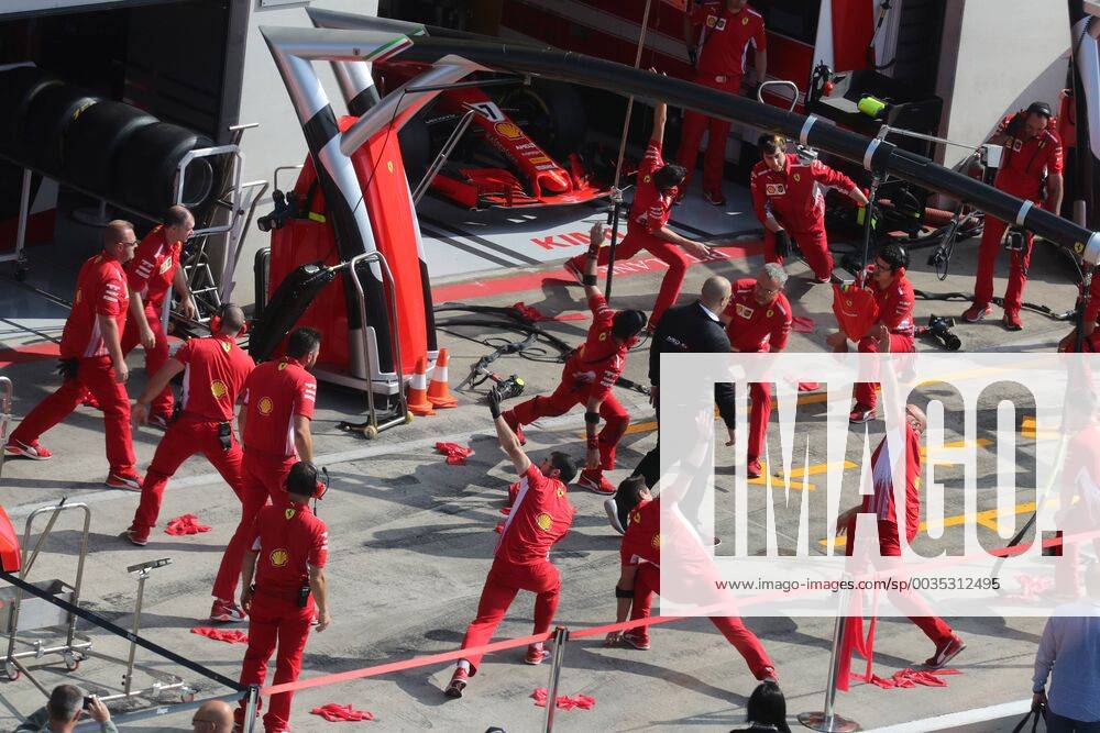 Photo4 LaPresse 30 06 2018 Spielberg, Austria Grand Prix Formula One Austria 2018 In the pic: Scuderia Ferrari mechanics doing fitness in pitlane