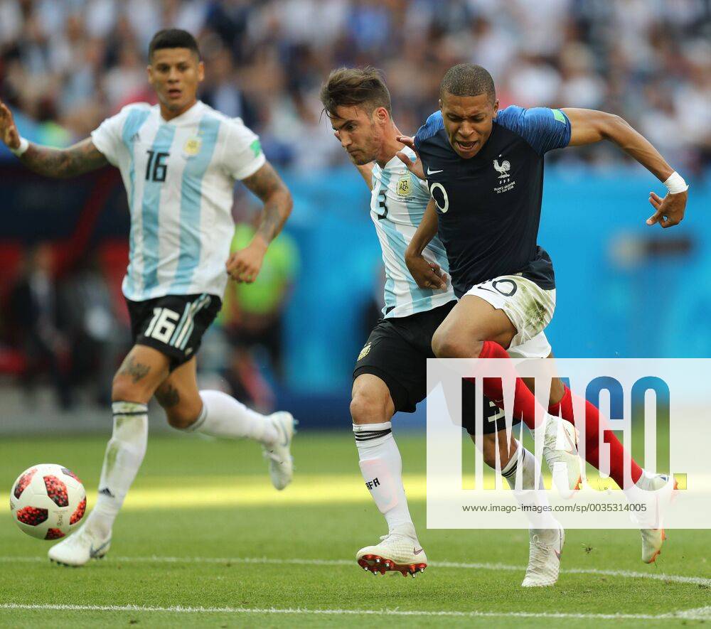 WM 2018, Frankreich - Argentinien (180630) -- KAZAN, June 30, 2018 -- Kylian Mbappe (R) of France vies with Nicolas Tagliafico (C) of Argentina during the 2018 FIFA World Cup WM Weltmeisterschaft Fussball round of 16 match between France and Argentina in Kazan, Russia, on June 30, 2018. ) (SP)RUSSIA-KAZAN-2018 WORLD CUP-ROUND OF 16-FRANCE VS ARGENTINA LuxJinbo