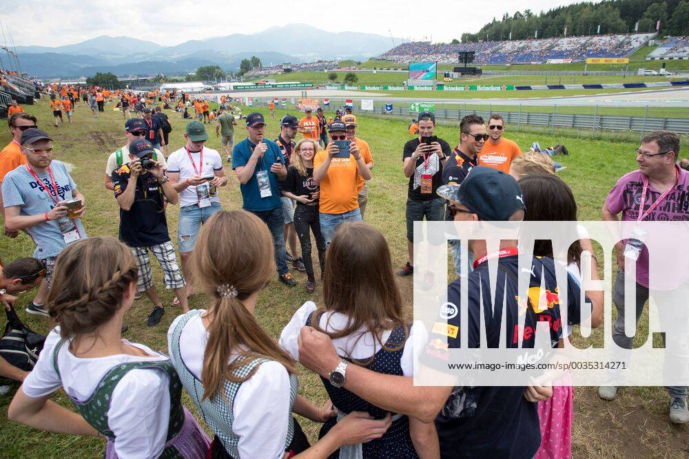 FORMULA 1 - GP of Austria 2018 PIELBERG,AUSTRIA,30.JUN.18 - MOTORSPORTS, FORMULA 1 - Grand Prix of Austria, Red Bull Ring. Image shows Formula Unas and fans. GEPAxpictures Klansek