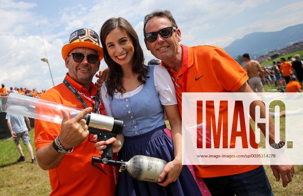 FORMULA 1 - GP of Austria 2018 PIELBERG,AUSTRIA,30.JUN.18 - MOTORSPORTS, FORMULA 1 - Grand Prix of Austria, Red Bull Ring. Image shows a Formula Una and fans. GEPAxpictures Klansek
