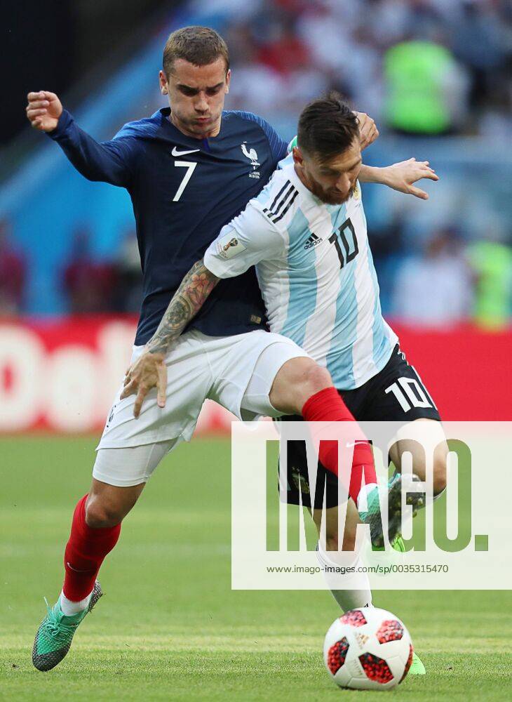WM 2018, Frankreich - Argentinien KAZAN, RUSSIA - JUNE 30, 2018: France s Antoine Griezmann (L) and Argentina s Lionel Messi fight for the ball in their 2018 FIFA World Cup WM Weltmeisterschaft Fussball Round of 16 football match at Kazan Arena Stadium. Sergei Savostyanov TASS TS087337