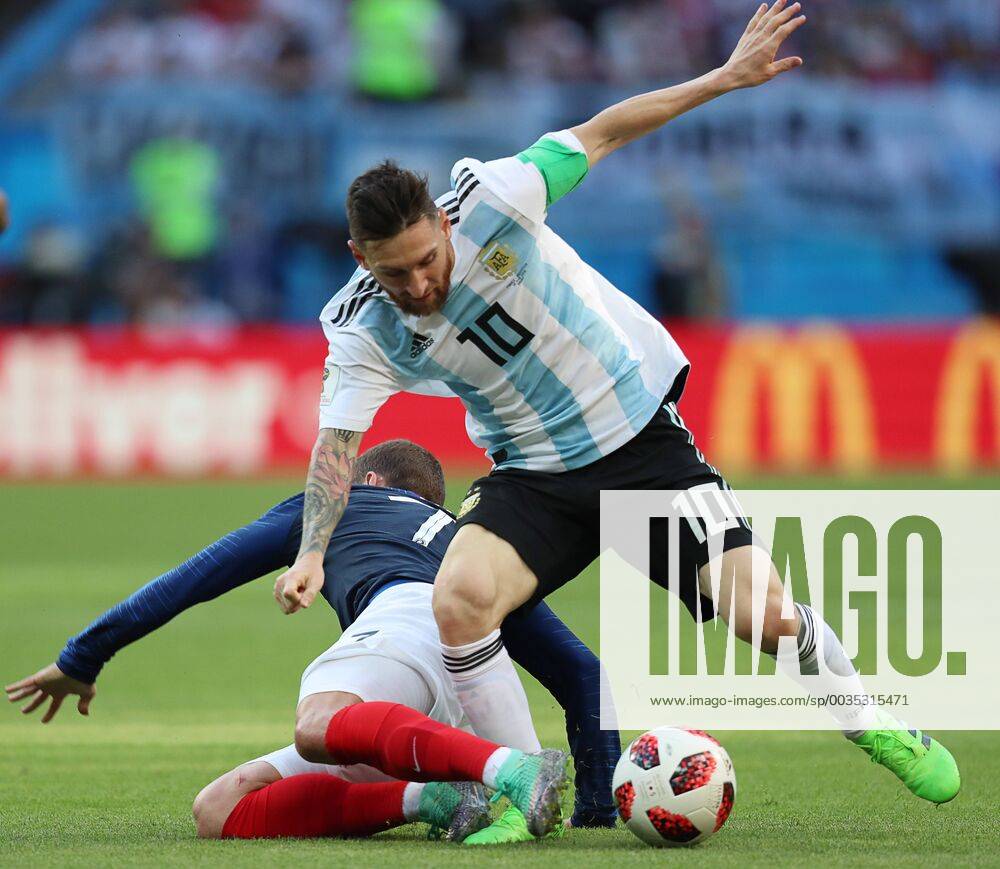 WM 2018, Frankreich - Argentinien KAZAN, RUSSIA - JUNE 30, 2018: France s Antoine Griezmann (L) and Argentina s Lionel Messi fight for the ball in their 2018 FIFA World Cup WM Weltmeisterschaft Fussball Round of 16 football match at Kazan Arena Stadium. Sergei Savostyanov TASS TS087338