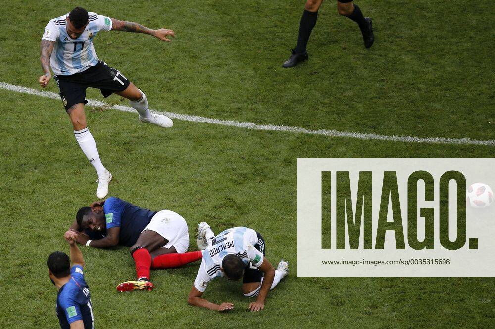 WM 2018, Frankreich - Argentinien Futbol, Francia vs Argentina Copa Mundial de Rusia 2018 Nicolas Otamendi (11, Argentinien) schlägt den Ball auf den am Boden leigenden Paul Pogba (Frankreich, 6). mundial de futbol de Rusia en el estadio Kazan Arena de Kazan, Rusia. 30 06 2018 Andres Pina Photosport Football, France vs Argentina World Cup Russia 2018 Argentina s player Nicolas Otamendi and Paul Pogba during the knockout phase of the Russia World Cup held at the Kazan Arena in Kazan, Russia. 30 06 2018 Andres Pina Photosport Francia vs Argentina, mundial de Rusia 2018