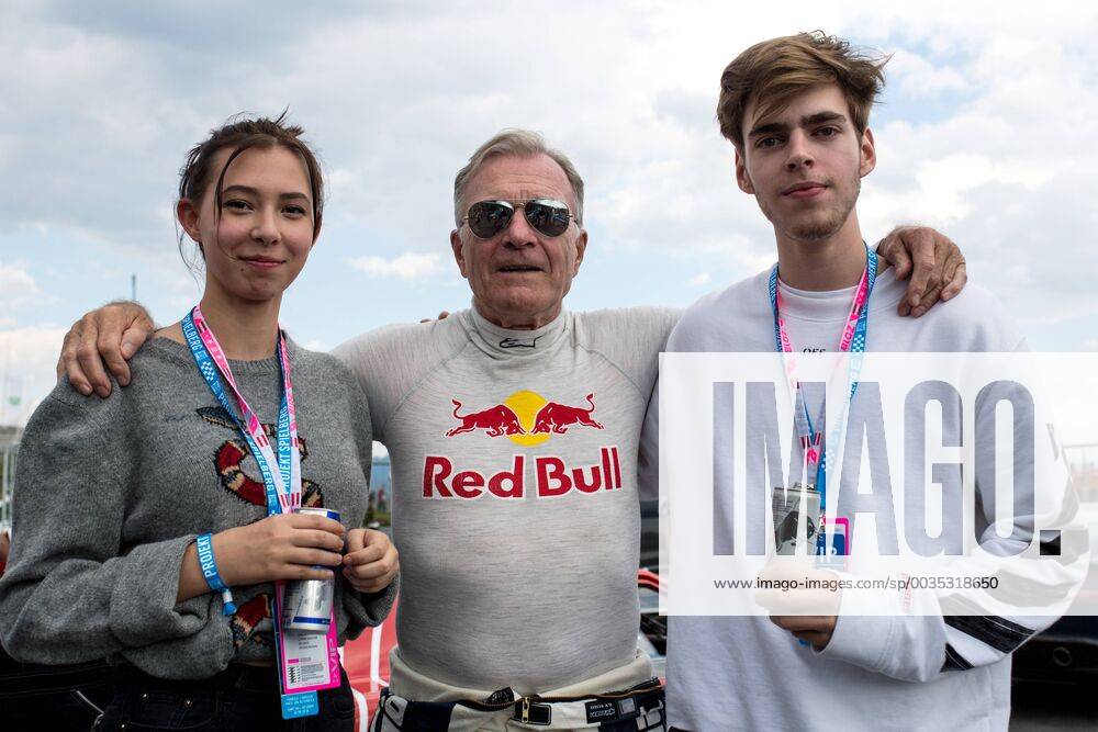 FORMULA 1 - GP of Austria 2018 SPIELBERG,AUSTRIA,30.JUN.18 - MOTORSPORTS - Grand Prix of Austria, Red Bull Ring, legends parade. Image shows Dieter Quester (BMW M1) with grandchildrens. GEPAxpictures Klansek