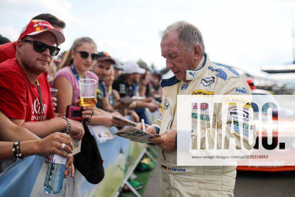 FORMULA 1 - GP of Austria 2018 SPIELBERG,AUSTRIA,30.JUN.18 - MOTORSPORTS - Grand Prix of Austria, Red Bull Ring, legends parade. Image shows Harald Grohs (BMW 320) and fans. GEPAxpictures Klansek