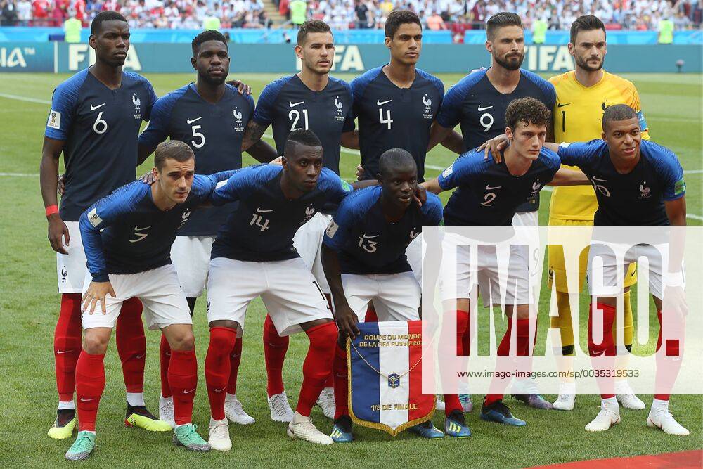 France s Antoine Griezmann, Blaise Matuidi, N Golo Kante, Benjamin Pavard, Kylian Mbappe (L-R 1st row), Paul Pogba, Samuel Umtiti, Lucas Hernandez, Raphael Varane, Olivier Giroud, and goalkeeper Hugo Lloris (L-R 2nd row) pose for a group photo ahead of their 2018 FIFA World Cup WM Weltmeisterschaft Fussball Round of 16 football match against Argentina at Kazan Arena Stadium. Team France won the game 4:3. Yegor Aleyev TASS TS087432