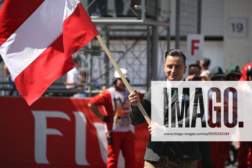 FORMULA 1 - GP of Austria 2018 SPIELBERG,AUSTRIA,01.JUL.18 - MOTORSPORTS - Grand Prix of Austria, Red Bull Ring. Image shows Andreas Gabalier. Keywords: flag. GEPAxpictures xDanielxGoetzhaber