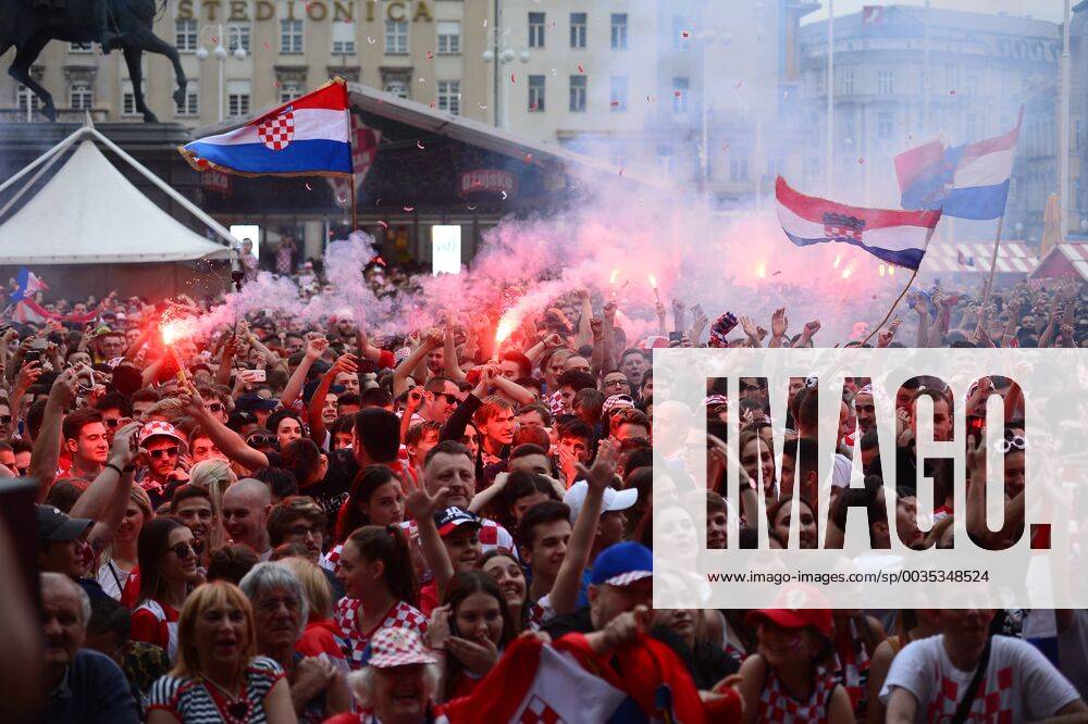 (180702) -- ZAGREB, July 2, 2018 -- Fans of Croatia watch the 2018 FIFA World Cup WM Weltmeisterschaft Fussball match between Croatia and Denmark in Zagreb, Croatia, on July 1, 2018. Croatia won 4-3 (3-2 in penalty shootout) and advanced to the quarterfinals. ) (SP)CROATIA-ZAGREB-SOCCER-FIFA WORLD CUP-FANS MarkoxPrpic