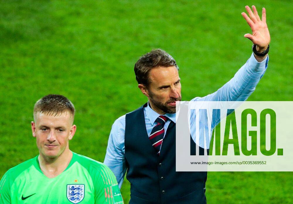 England s goalkeeper Jordan Pickford (L) and manager Gareth Southgate after their victory in the 2018 FIFA World Cup WM Weltmeisterschaft Fussball Round of 16 match against Colombia at Spartak Stadium. England won the game 4-3 in a penalty shootout. Denis Tyrin TASS TS087E1B