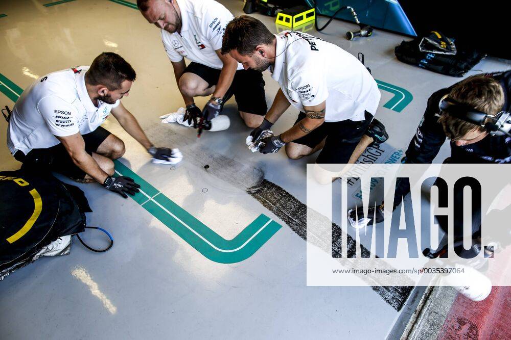 Motorsports: FIA Formula One World Championship WM Weltmeisterschaft 2018, Grand Prix of Great Britain, Mechanicians of Mercedes AMG Petronas Motorsport Silverstone Great Britain
