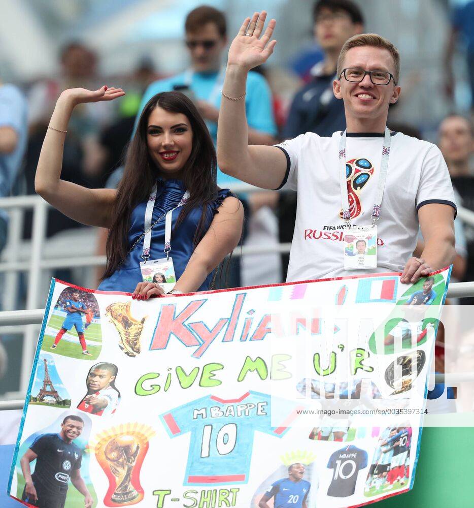 (180706) -- NIZHNY NOVGOROD, July 6, 2018 -- Fans of France are seen prior to the 2018 FIFA World Cup WM Weltmeisterschaft Fussball quarter-final match between Uruguay and France in Nizhny Novgorod, Russia, July 6, 2018. ) (SP)RUSSIA-NIZHNY NOVGOROD-2018 WORLD CUP-QUARTERFINAL-URUGUAY VS FRANCE YexPingfan