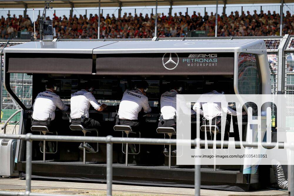 Motorsports: FIA Formula One World Championship WM Weltmeisterschaft 2018, Grand Prix of Great Britain, Mercedes AMG Petronas Motorsport pit stand, control center, Kommandostand Silverstone Great Britain