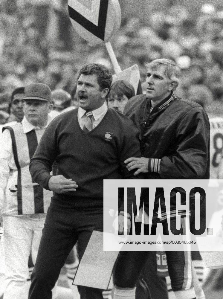 San Francisco, California, U.S - San Francisco 49ers vs. Chicago Bears at Candlestick Park Sunday, January 6, 1985. 49ers beat Bears 23-0 Conference Championship. Bears Head Coach Mike Ditka on the sidelines. NFL American Football Herren USA 1985: 49ers 23:0 Bears - ZUMAg52_ 19850106_zap_g52_011