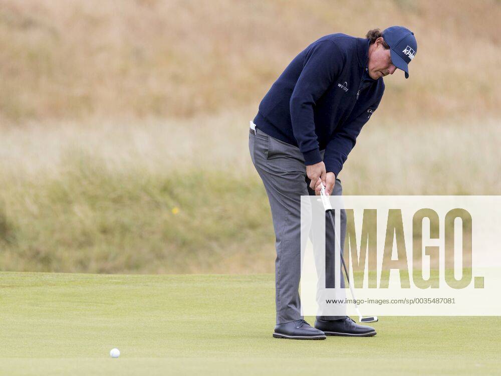 12th July 2018, Gullane Golf Club, Gullane, Scotland; Aberdeen Investments Scottish Open Golf, 1st round; Phil Mickelson putt on the 11th green ActionPlus12046729 AlanxRennie