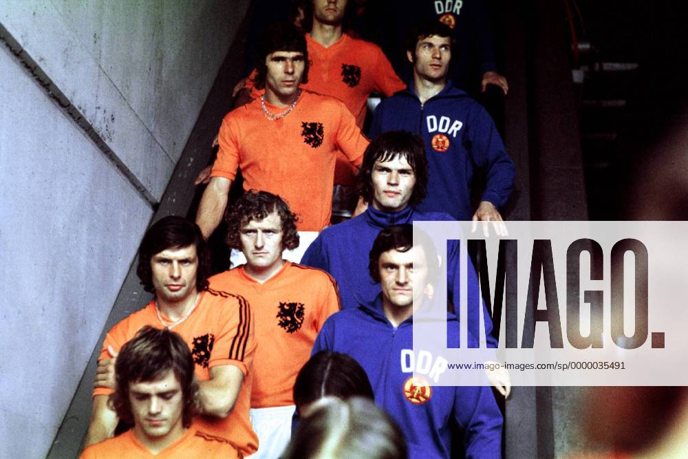 Die Mannschaften auf dem Weg ins Stadion einträchtig auf der Rolltreppe Fußball WM Herren Weltmeisterschaft 1974, 2. Finalrunde, Nationalmannschaft, Länderspiel, DDR - Niederlande 0:2 Gruppe Parkstadion Gelsenkirchen Konzentration, Spannung,