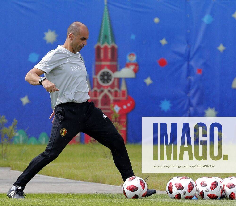 WM 2018, Training Nationalteam Belgien Belgium s head coach, Roberto Martinez, performs with the ball during a training session of the team in Moscow, Russia, 13 July 2018. Belgium will face England in the 2018 FIFA World Cup WM Weltmeisterschaft Fussball third and fourth place soccer match on 14 July. Training session of Belgium !ACHTUNG: NUR REDAKTIONELLE NUTZUNG!