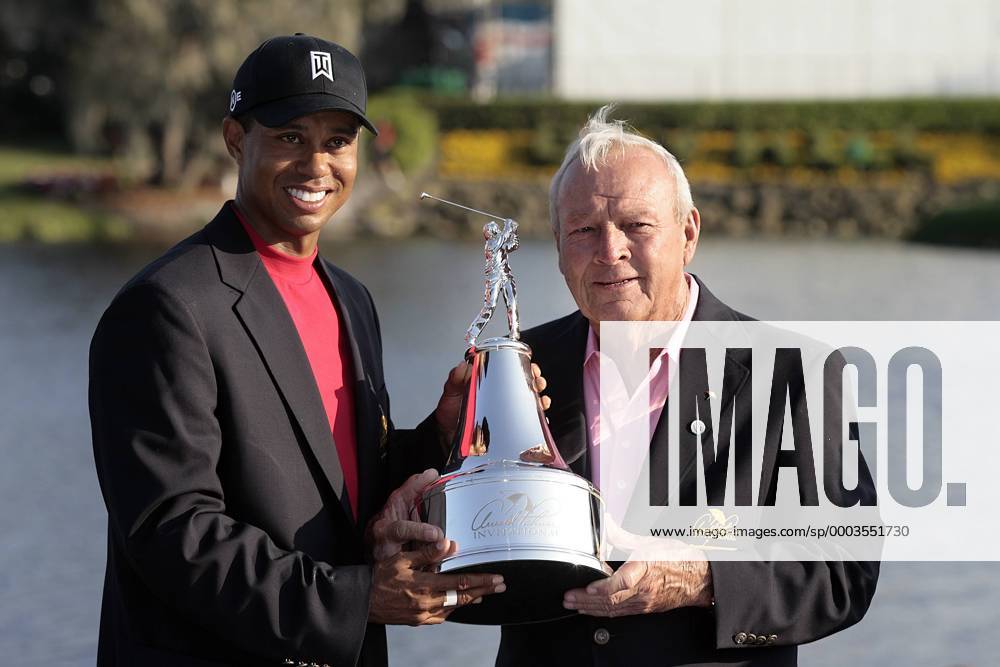 Tiger Woods (li.) - Sieger der Arnold Palmer Invitational 2008 präsentiert mit Golflegende Arnold Palmer (beide USA) die Trophäe - (Icon36900290) Golf Herren Arnold Palmer Invitational 2008, PGA Tour Gruppe Orlando Golf Herren Arnold Palmer Invitational 2008, PGA Tour Gruppe Orlando