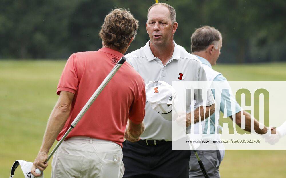 (180715) -- CHICAGO , July 15, 2018 -- Mike Small(C) of the United States shake hands with Bernard Langer of Germany after the third round of Constellation Senior Players Championship golf tournament at Exmoor Country Club on the PGA Golf Herren Tour Champions in Highland Park, Chicago, the United States, on July 14, 2018. ) (SP)U.S.-CHICAGO-GOLF-PGA TOUR CHAMPIONS JoelxLerner