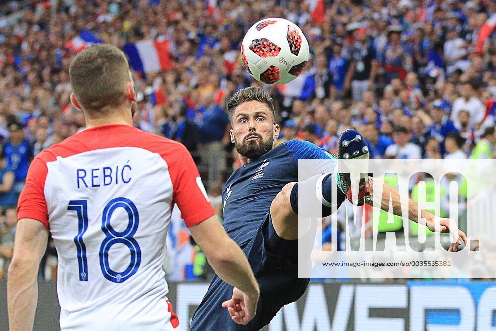 Fußball, WM Finale 2018 in Moskau, Frankreich - Kroatien MOSCOW, RUSSIA – JULY 15, 2018: Croatia s Ante Rebic (L) and France s Olivier Giroud fight for the ball in their 2018 FIFA World Cup WM Weltmeisterschaft Fussball final football match at Luzhniki Stadium. Sergei Bobylev TASS TS0899BB