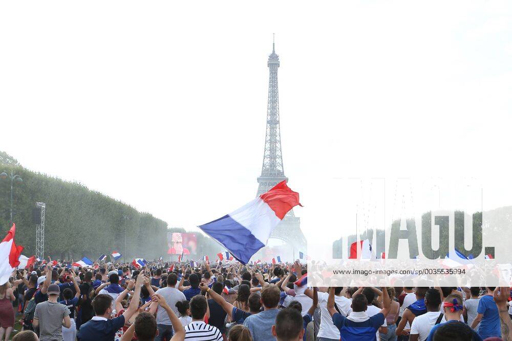 KW28 WM 2018, Paris am Finaltag Ambiance match FOOTBALL : Ambiance France Vs Croatie - Champ de Mars - Paris - 15 07 2018 MichaelBaucher Panoramic