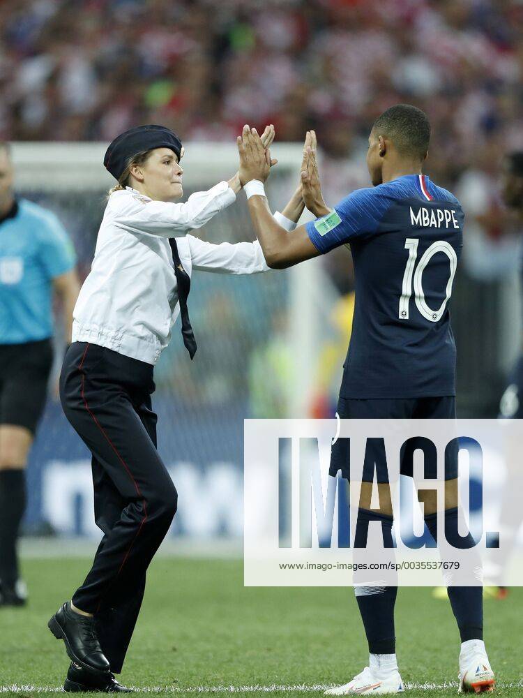 (L-R) pitch intruder Pussy Riot, Kylian Mbappe of France during the 2018 FIFA World Cup WM Weltmeisterschaft Fussball Russia Final match between France and Croatia at the Luzhniki Stadium on July 15, 2018 in Moscow, Russia FIFA World Cup 2018 Russia 2017 2018 Imagesx xMauricexvanxSteenxWKxIVx 11509684