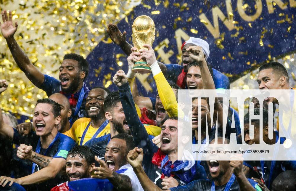 KW28 MOSCOW, RUSSIA – JULY 15, 2018: France s players lift the World Cup trophy at a victory ceremony after winning their 2018 FIFA World Cup WM Weltmeisterschaft Fussball final football match against Croatia at Luzhniki Stadium. Team France won the game 4:2 and claimed the World Cup title. Mikhail Tereshchenko TASS TS089A6E