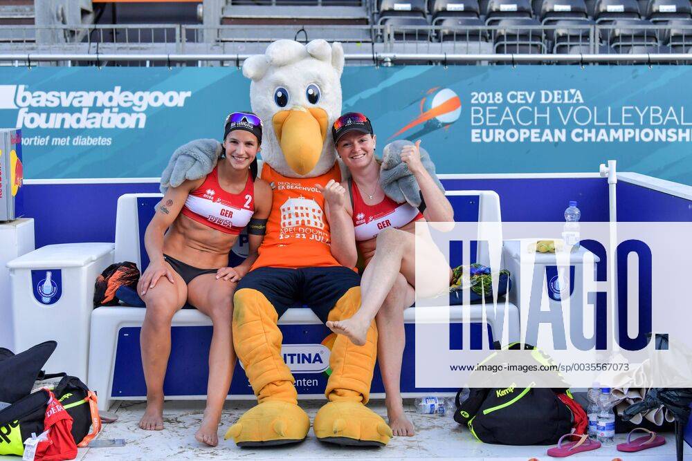 European Championships Beach Volleyball 2018 17 07 2018 European Championships Beach Volleyball 2018 Julia Sude 1 blond Cap Chantal Laboureur 2 GER red vs ESP Liliana Fernandez Steiner 1 Elsa Baquerizo McMillan 2 with mascot Spikey PHOTO TOM BLOCH