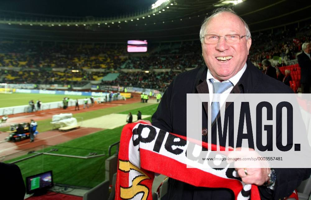 Uwe Seeler (Deutschland) mit Fanschal - Fußball Länderspiel Herren Freundschaftsspiel 2008, Test, Testspiel, Nationalmannschaft Einzelbild Wien Fußball Länderspiel Herren Freundschaftsspiel 2008, Test, Testspiel, Nationalmannschaft Einzelbild Wien