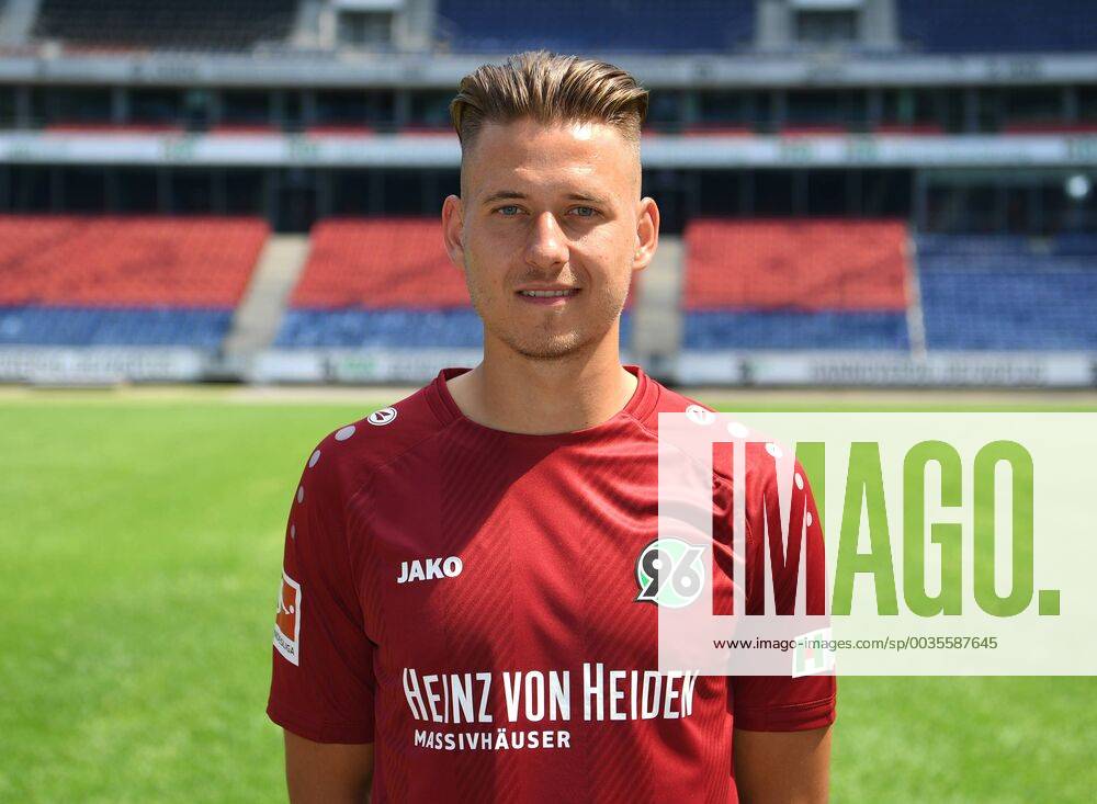Official photo opportunity Hannover 96 Portrait Date Waldemar Anton Hannover 96 1 BL Portrait Date 2018 2019 nordphotoxJaspersen nph00001