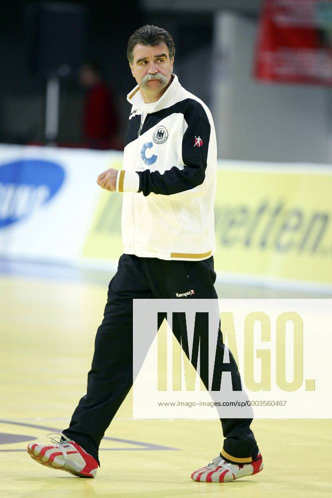 Bundestrainer Heiner Brand (Deutschland) - Schulterblick Handball Länderspiel Herren Freundschaftsspiel 2008, Testspiel, Test, Nationalmannschaft, Deutschland Einzelbild Innsbruck Handball Länderspiel Herren Freundschaftsspiel 2008, Testspiel, Test, Nationalmannschaft, Deutschland Einzelbild Innsbruck