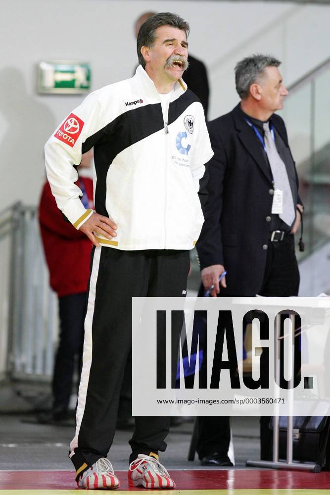 Bundestrainer Heiner Brand (Deutschland) unzufrieden Handball Länderspiel Herren Freundschaftsspiel 2008, Testspiel, Test, Nationalmannschaft, Deutschland Einzelbild Innsbruck Enttäuschung, Handball Länderspiel Herren Freundschaftsspiel 2008, Testspiel, Test, Nationalmannschaft, Deutschland Einzelbild Innsbruck Enttäuschung,