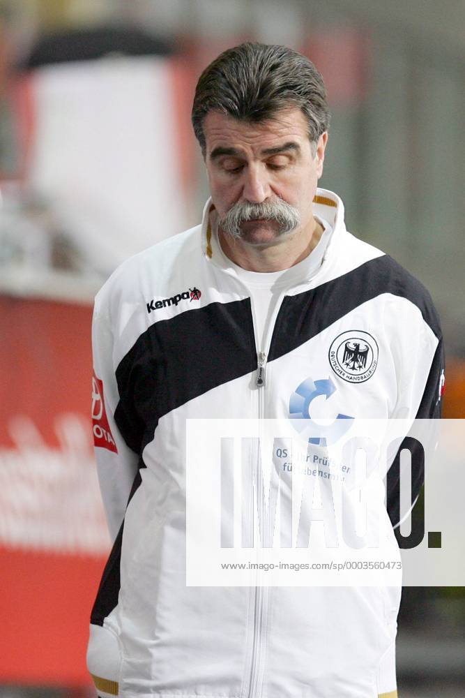 Bundestrainer Heiner Brand (Deutschland) enttäuscht Handball Länderspiel Herren Freundschaftsspiel 2008, Testspiel, Test, Nationalmannschaft, Deutschland Einzelbild Innsbruck Enttäuschung, Handball Länderspiel Herren Freundschaftsspiel 2008, Testspiel, Test, Nationalmannschaft, Deutschland Einzelbild Innsbruck Enttäuschung,