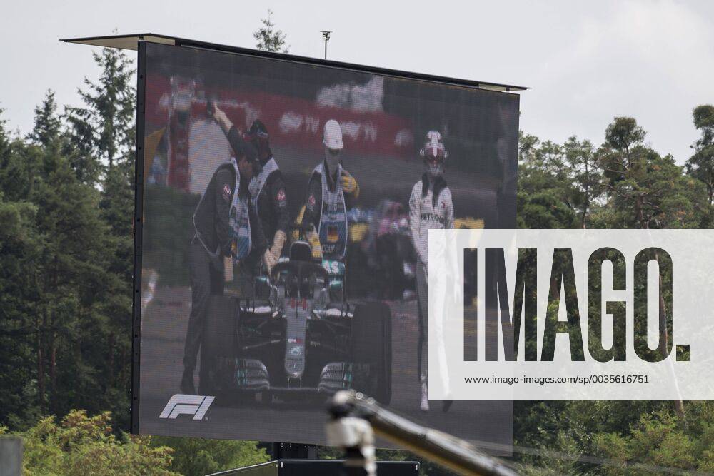 Motorsport Formula 1 Season 2018 2019 Qualifying on Saturday 21 07 2018 at the Hockenheimring in Hockenheim Germany The video screen shows the failure of Lewis Hamilton Mercedes AMG Petronas