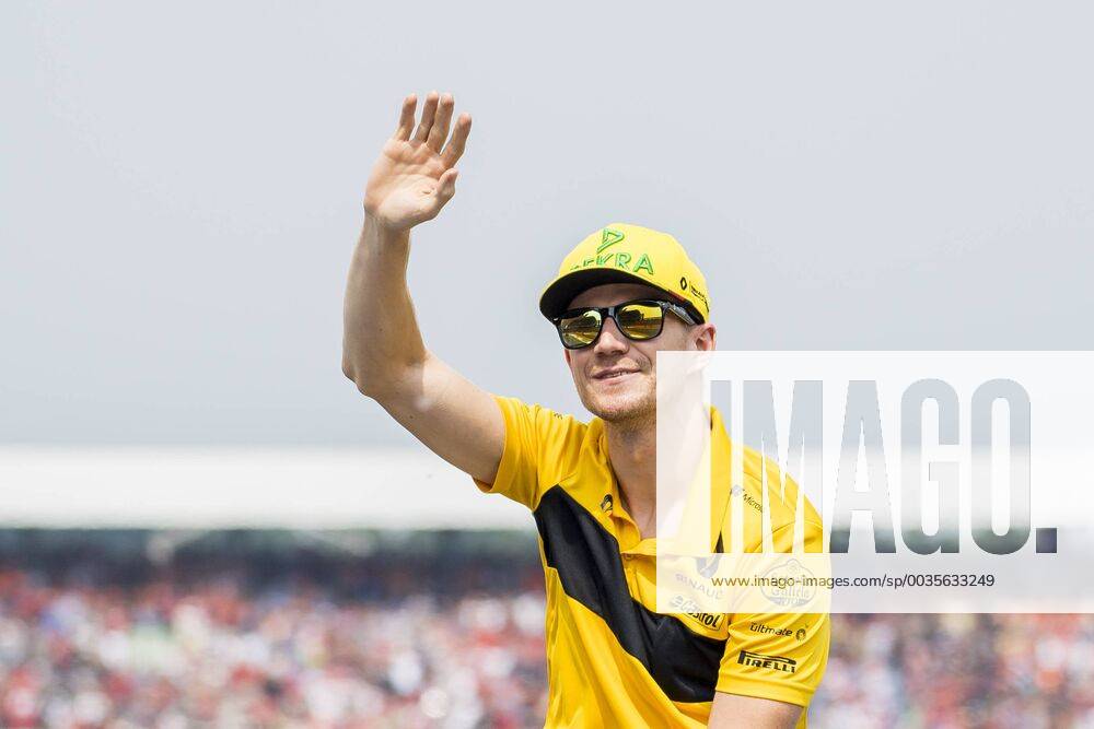 Motorsport Formula 1 Season 2018 2019 Race on Sunday 22 07 2018 at the Hockenheimring in Hockenheim Germany Nico Hülkenberg Huelkenberg Renault Sport Formula One Team beckons to the fans