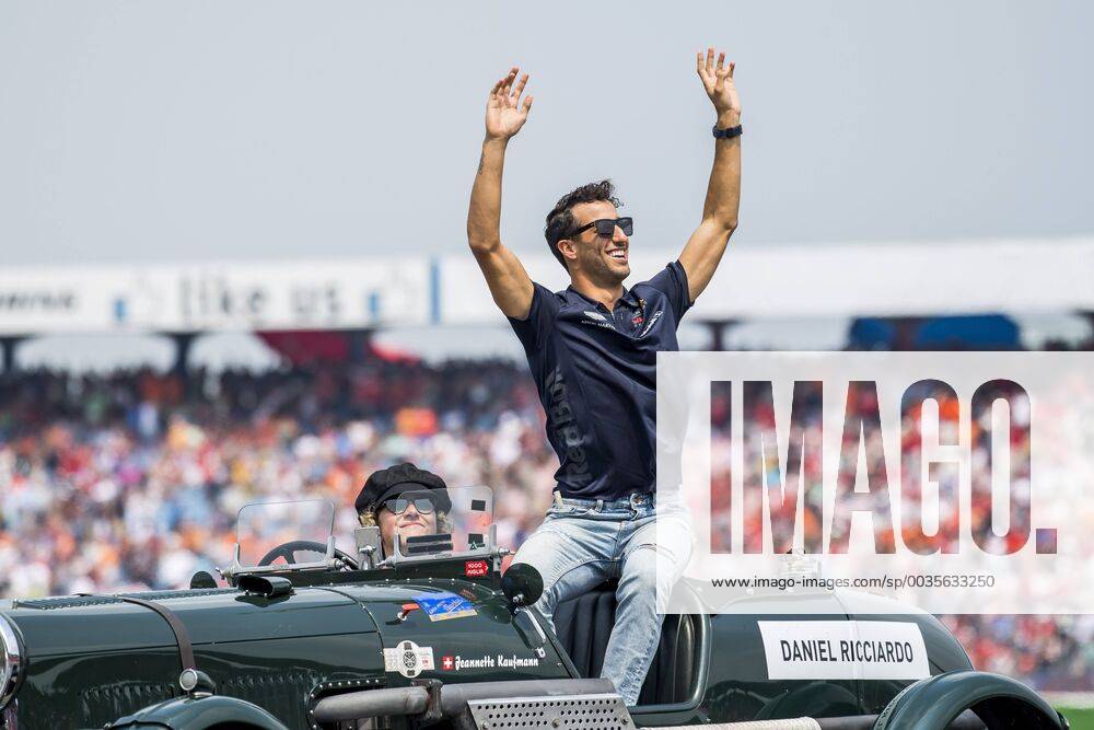 Motorsport Formula 1 Season 2018 2019 Race on Sunday 22 07 2018 at the Hockenheimring in Hockenheim Germany Daniel Ricciardo Aston Martin Red Bull Racing beckons to the fans