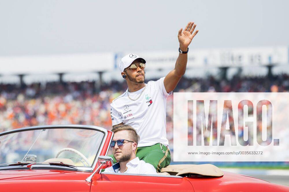 Motorsport Formula 1 Season 2018 2019 Race on Sunday 22 07 2018 at the Hockenheimring in Hockenheim Germany Lewis Hamilton Mercedes AMG Petronas waves to the fans