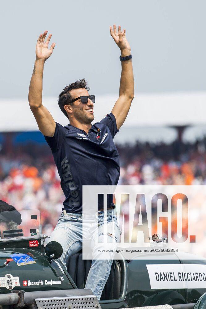 Motorsport Formula 1 Season 2018 2019 Race on Sunday 22 07 2018 at the Hockenheimring in Hockenheim Germany Daniel Ricciardo Aston Martin Red Bull Racing beckons to the fans