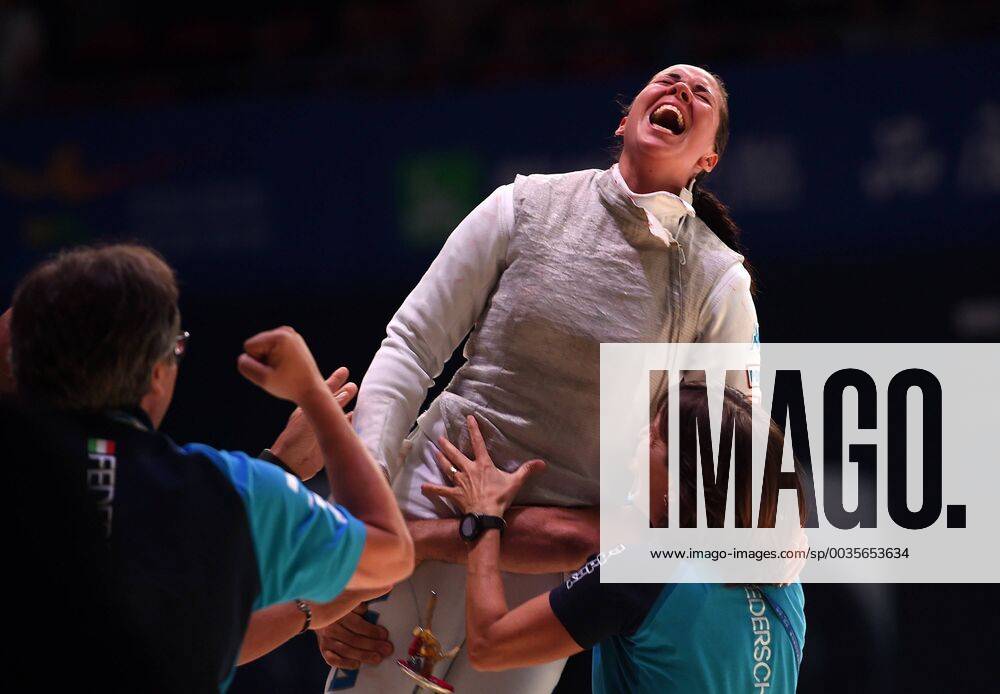 KW30 (180723) -- WUXI, July 23, 2018 -- Alice Volpi of Italy celebrates victory after winning the women s foil final against Ysaora Thibus of France at the Fencing World Championships in Wuxi, east China s Jiangsu Province, July 23, 2018. ) (SP)CHINA-JIANGSU-WUXI-FENCING-WORLD CHAMPIONSHIPS (CN) HanxYuqing