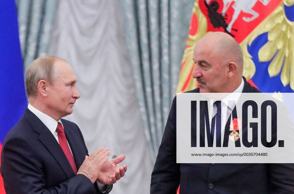 KW30 MOSCOW, RUSSIA - JULY 28, 2018: The head coach of Russia s national men s football team, Stanislav Cherchesov (R), receives Russia s Order of Alexander Nevsky from the President of Russia Vladimir Putin at a ceremony to present state awards to Russia s national men s football team and coaches at the Kremlin; the Russian national team Nationalteam reached the quarterfinals at the 2018 FIFA World Cup WM Weltmeisterschaft Fussball Mikhail Metzel TASS 84746870st