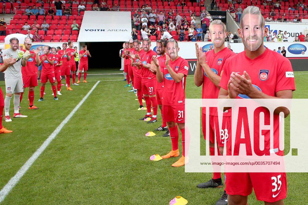 The Heidenheim players Make a trellis for Marc Schnatterer 1 FC Heidenheim 7 celebrates its 10th anniversary Jubilee football match 1 FC Heidenheim vs Hellas Verona 2 Bundesliga Soccer 28 07 2018 Football test game 1 FC Heidenheim vs Hellas Verona 2 Bundesliga Soccer 28 07 2018 Heidenheim