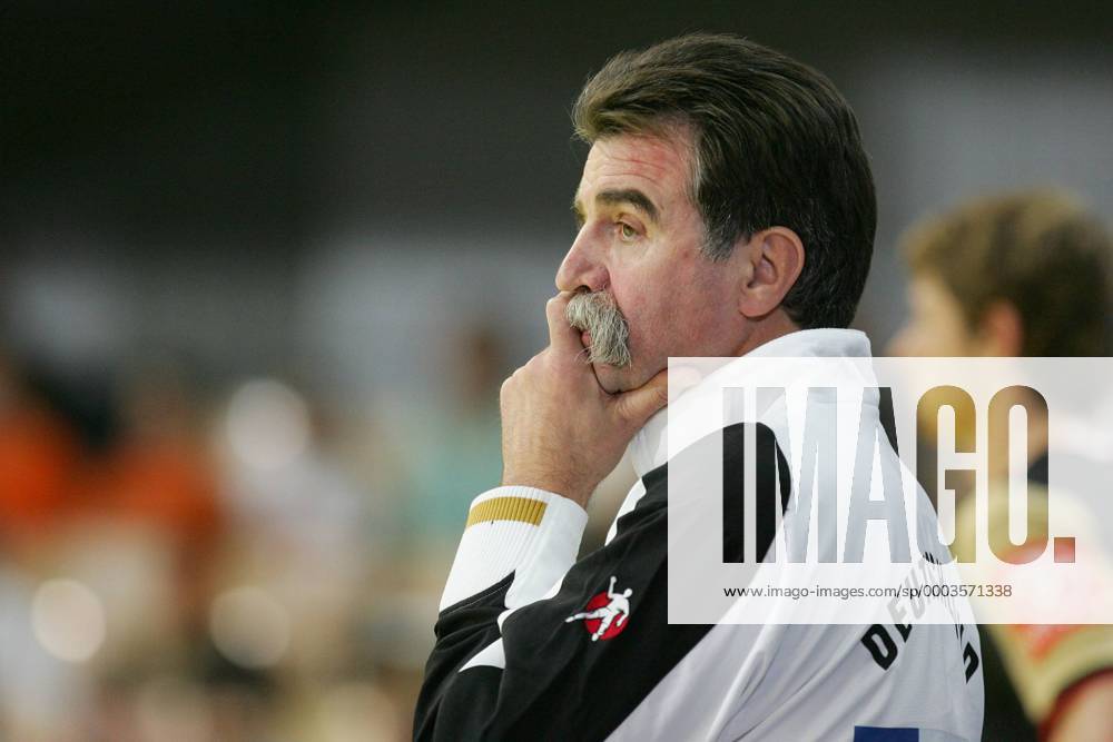 Bundestrainer Heiner Brand (Deutschland) nachdenklich Handball Länderspiel Herren Vier Nationen Turnier 2008, Viernationenturnier, Cup, Vierländerturnier, 4, Nationalmannschaft Einzelbild Innsbruck Handball Länderspiel Herren Vier Nationen Turnier 2008, Viernationenturnier, Cup, Vierländerturnier, 4, Nationalmannschaft Einzelbild Innsbruck