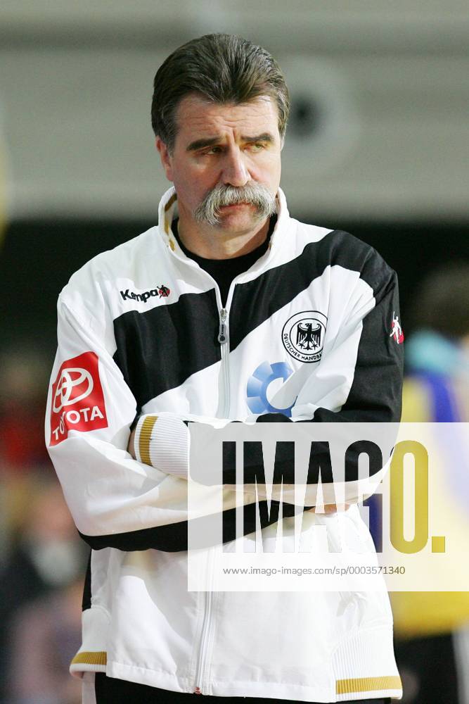 Bundestrainer Heiner Brand (Deutschland) enttäuscht Handball Länderspiel Herren Vier Nationen Turnier 2008, Viernationenturnier, Cup, Vierländerturnier, 4, Nationalmannschaft Einzelbild Innsbruck Handball Länderspiel Herren Vier Nationen Turnier 2008, Viernationenturnier, Cup, Vierländerturnier, 4, Nationalmannschaft Einzelbild Innsbruck