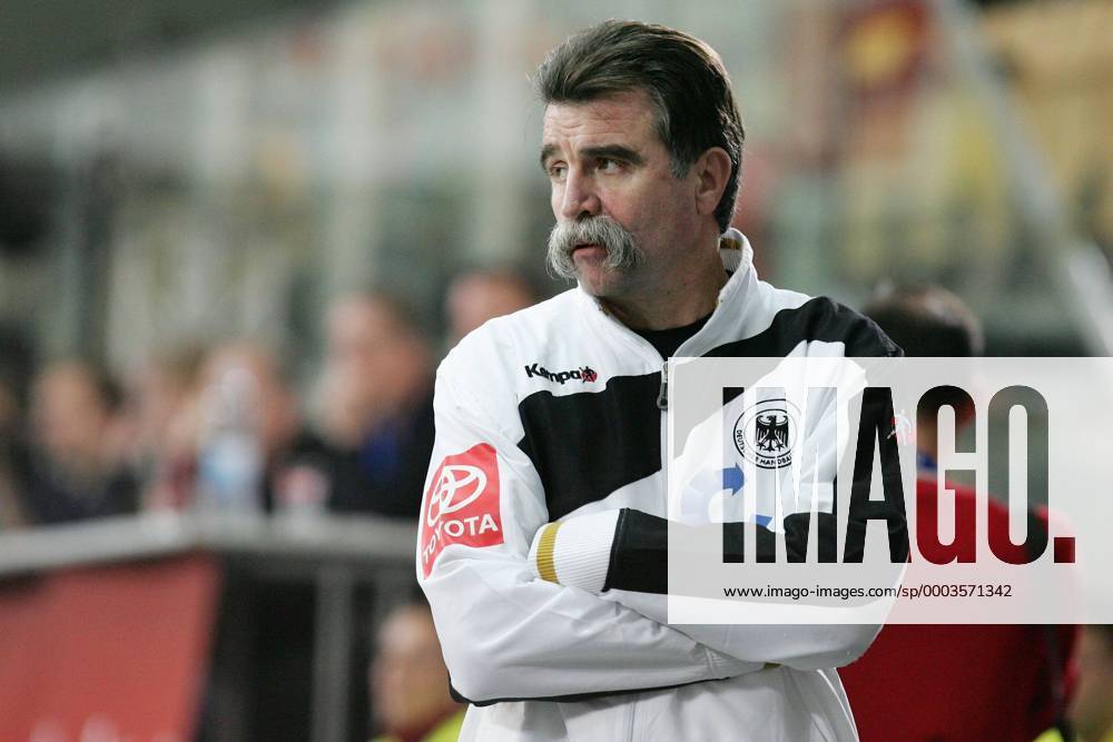 Bundestrainer Heiner Brand (Deutschland) Handball Länderspiel Herren Vier Nationen Turnier 2008, Viernationenturnier, Cup, Vierländerturnier, 4, Nationalmannschaft Einzelbild Innsbruck Handball Länderspiel Herren Vier Nationen Turnier 2008, Viernationenturnier, Cup, Vierländerturnier, 4, Nationalmannschaft Einzelbild Innsbruck