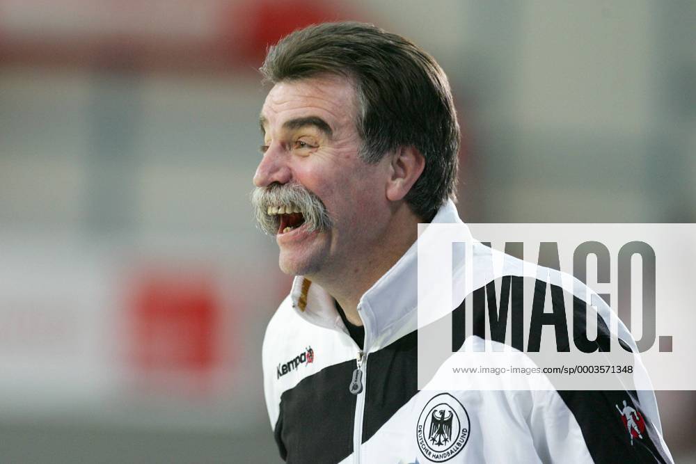 Bundestrainer Heiner Brand (Deutschland) gibt lautstark Anweisungen Handball Länderspiel Herren Vier Nationen Turnier 2008, Viernationenturnier, Cup, Vierländerturnier, 4, Nationalmannschaft Einzelbild Innsbruck Handball Länderspiel Herren Vier Nationen Turnier 2008, Viernationenturnier, Cup, Vierländerturnier, 4, Nationalmannschaft Einzelbild Innsbruck