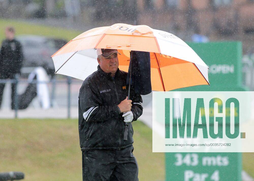 29th July 2018, Old Course at St Andrews, St Andrews, Scotland; The 2018 Senior Open Golf Championships, 4th round; Kenny Perry (USA) walks down the opening hole as the rain falls on St Andrews ActionPlus12051527 AlanxMartin